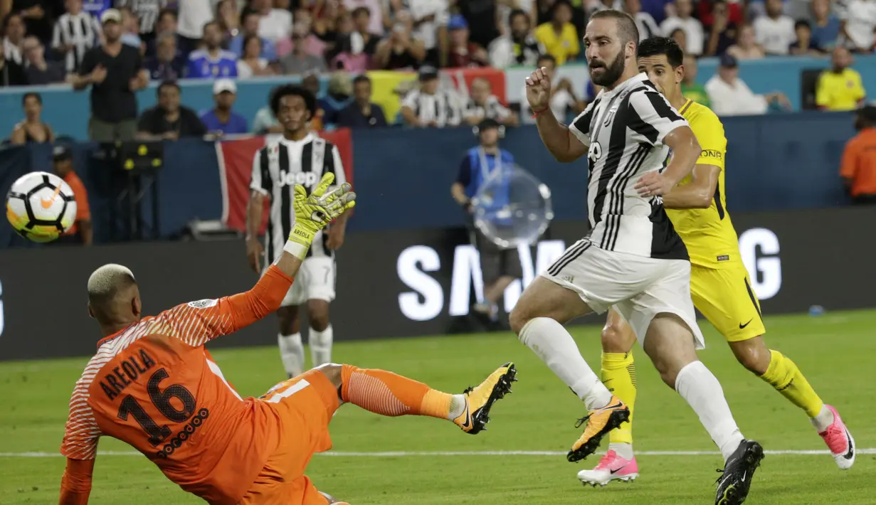 Proses terjadinya gol yang dicetak striker Juventus, Gonzalo Higuain, ke gawang Paris St Germain pada laga ICC di Stadion Hard Rock, Florida, Rabu (26/7/2017). Juventus menang 3-2 atas PSG. (AP/Lynne Sladky)
