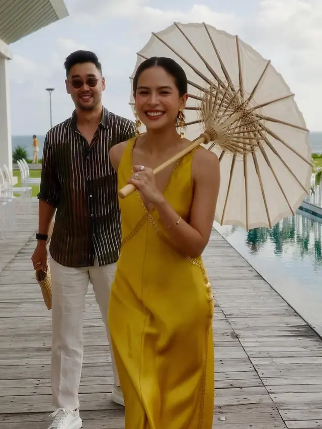 Maudy Ayunda Dibalut Dress Mustard Saat Hadir di Pernikahan Sahabat. [@maudyayunda]