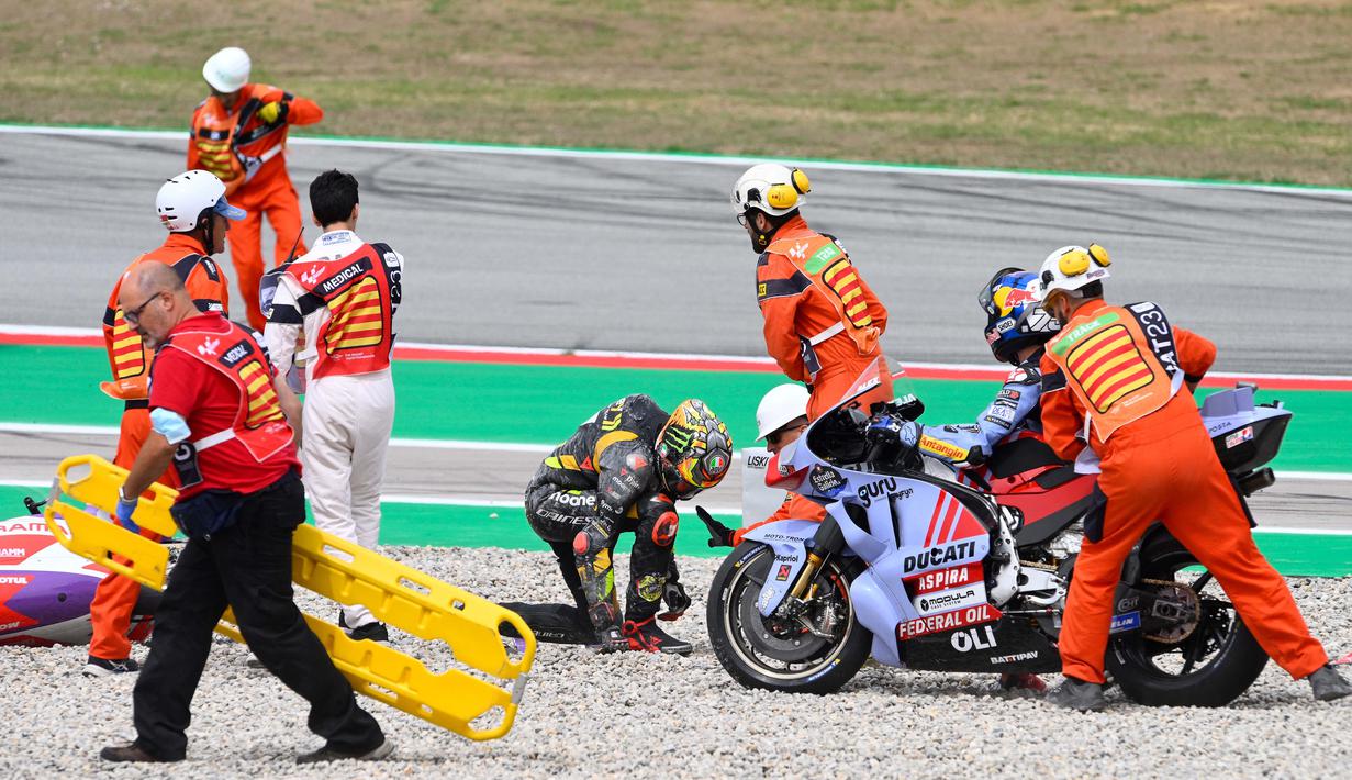 Kecelakaan berawal dari manuver Enea Bastianini saat melibas Tikungan 1 yang membuat dirinya turut menjatuhkan empat pembalap lainnya. (AFP/Josep Lago)