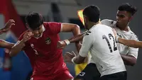 Pemain Fiji, Pawan Pratap bahkan menampol dua pemain Timnas Indonesia U-20, Frengky Missa dan Hokky Caraka dalam turnamen mini di SUGBK, Jakarta, Jumat (17/2/2023). (Bola.com/Bagaskara Lazuardi)