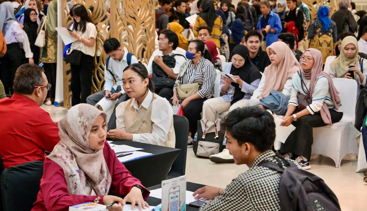 Di lokasi juga ada walk-in interview antara calon pekerja dengan perusahaan. (BAY ISMOYO/AFP)