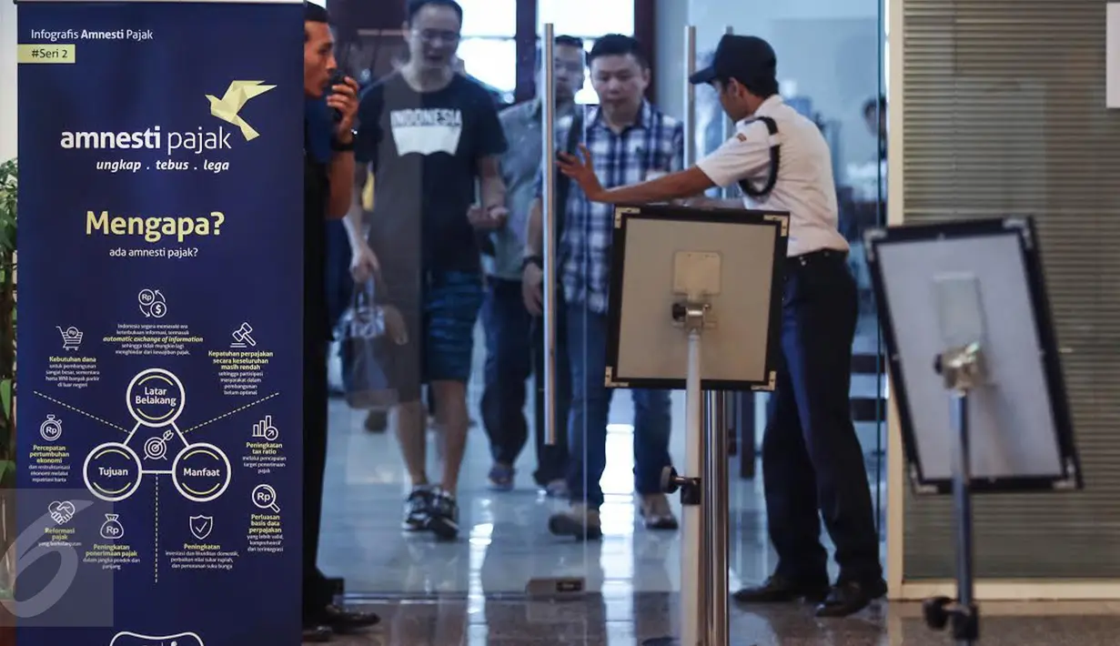 Suasana di kantor pusat Ditjen Pajak, Jakarta, Minggu (25/9). Mengantisipasi lonjakan peserta tax amnesty, DJP membuka tempat pendaftaran program pada Sabtu-Minggu pukul 08.00-14.00. (Liputan6.com/Fery Pradolo)
