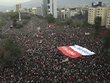 Warga berkumpul saat protes antipemerintah di Santiago, Chile, Jumat (25/10/2019). Sekitar satu juga warga Chile turun ke jalan menuntut Presiden Sebastian Pinera mundur dari jabatannya. (AP Photo/Rodrigo Abd)