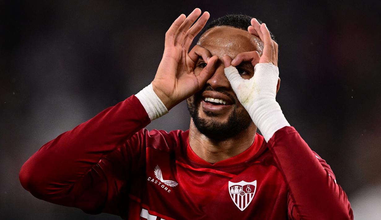 Pemain Sevilla, Youssef En-Nesyri melakukan selebrasi setelah mencetak gol pertama tiimnya ke gawang Juventus pada laga leg pertama semifinal Liga Europa 2022/2023 di Allianz Stadium, Juventus, Jumat (12/05/2023) WIB. Laga berakhir dengan skor 1-1. (AFP/Marco Bertorello)
