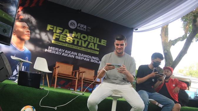 Pemain Persib, Nick Kuipers terlihat sangat antusias mengikuti FIFA Mobile Community Exhibition Weekend (CEW) - Series 5 yang digelar di Laswee Creative Space, Kota Bandung, Sabtu (24/9/2022). (Erwin Snaz/Bola.com)
