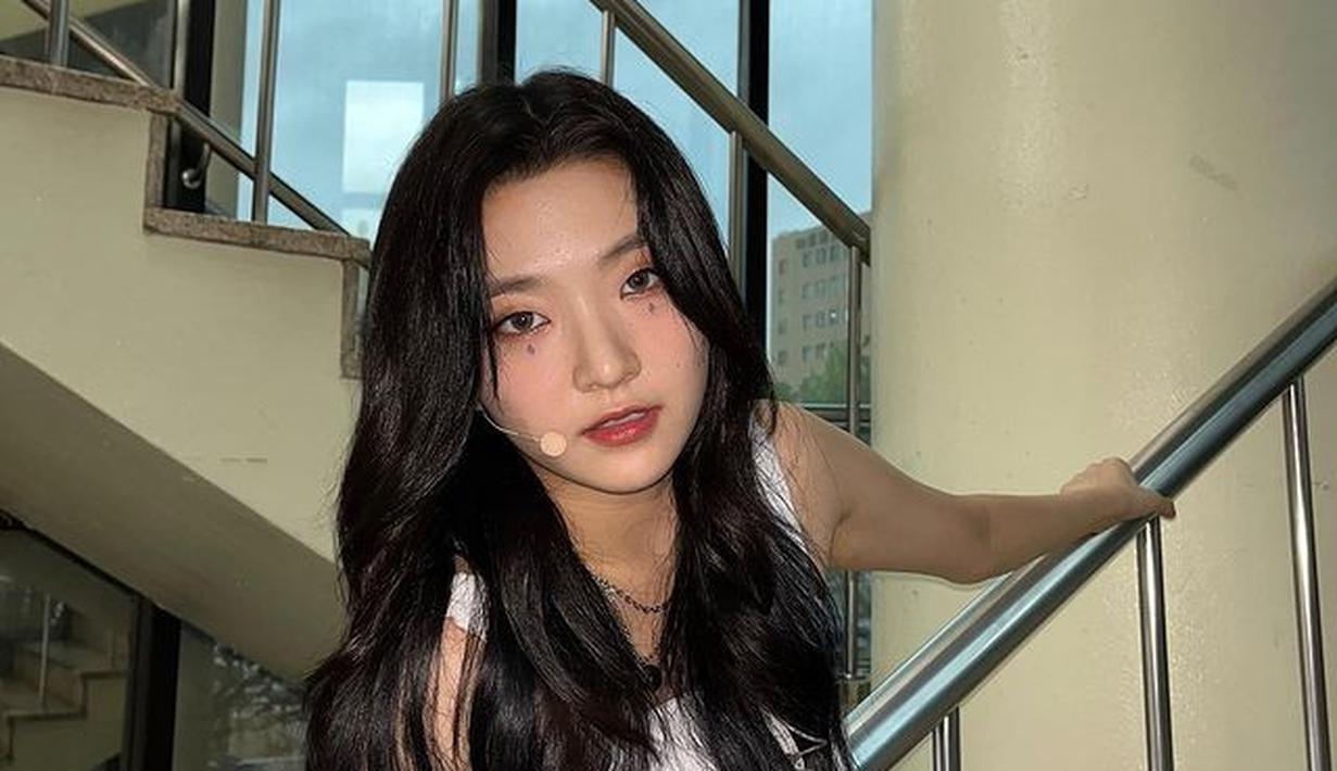 Soeun mempunyai motto hidup 'Live honestly' dan memilih IU dan Ariana Grande sebagai panutannya. (FOTO: instagram.com/_weeekly/)