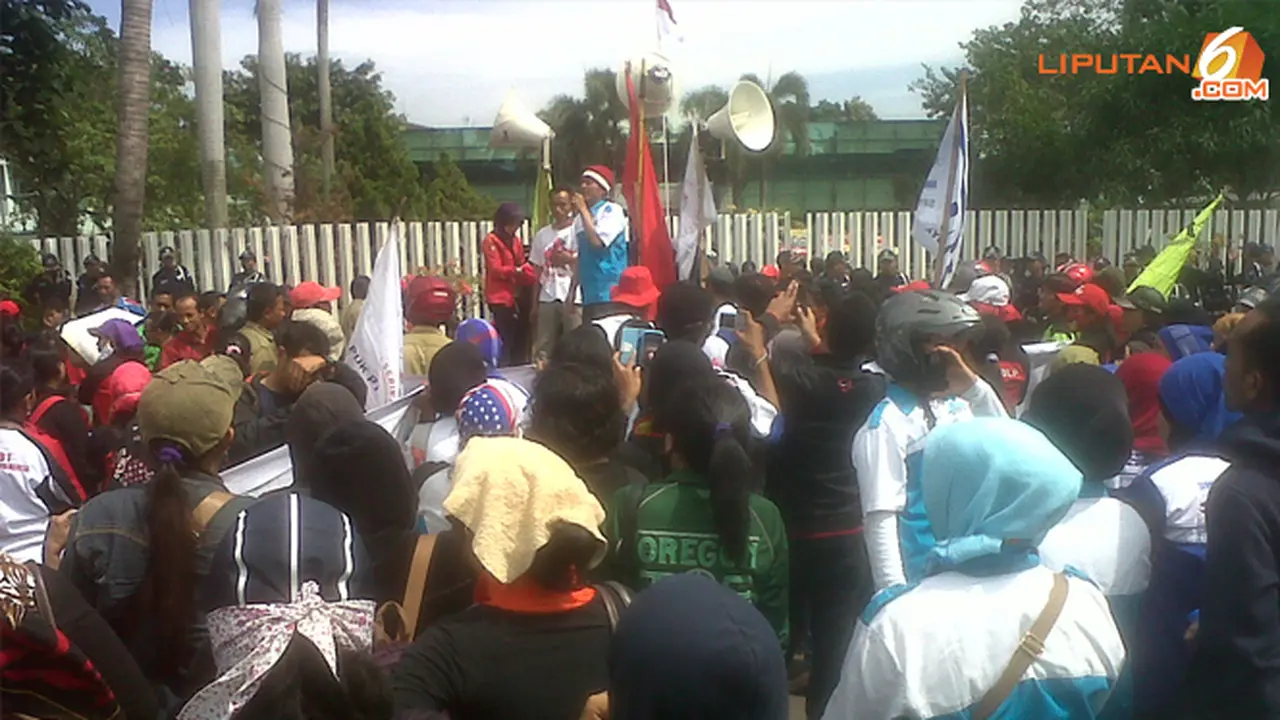 demo-buruh-kbn-130701b.jpg