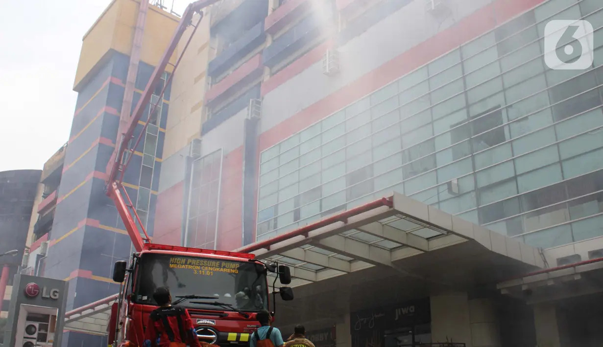 Sembilan orang sempat terjebak di dalam gedung, namun berhasil dievakuasi dengan selamat oleh petugas pemadam kebakaran. (Magang/Liputan6.com/Muhammad Rizal)