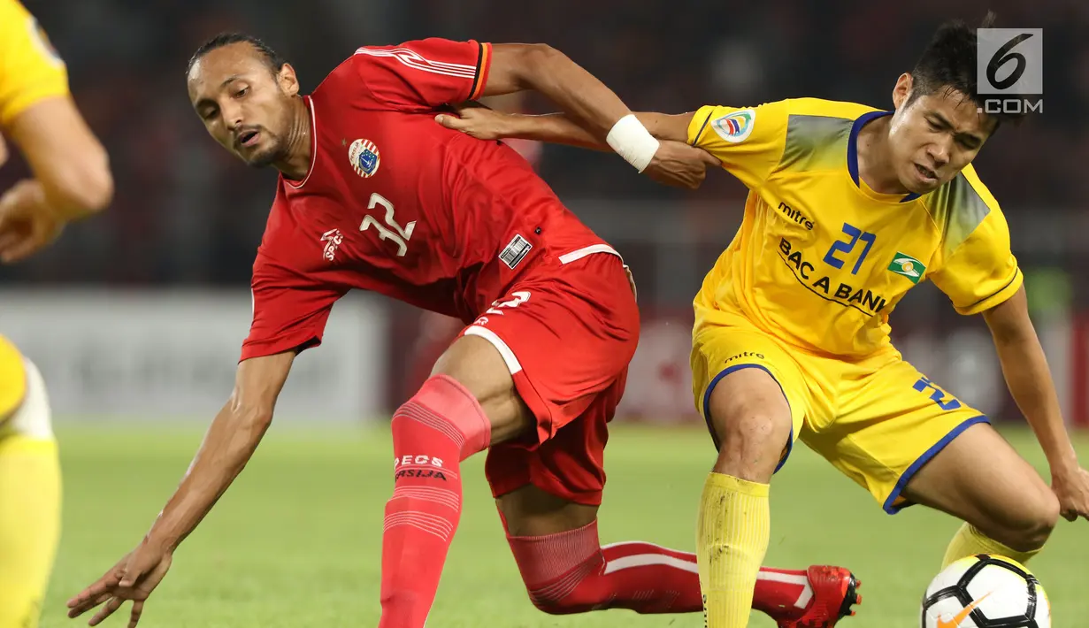 Gelandang Persija, Rohit Chand berebut bola dengan pemain Song Lam Nghe An pada fase grup H Piala AFC di Stadion GBK Jakarta, Rabu (14/3). Babak pertama Persija ditahan imbang Soang Lam Nghe An 0-0. (Liputan6.com/Helmi Fithriansyah)