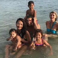 Indah yang mengaku sebagai wanita blasteran Manado dan Jawa ini pun mengajarkan buah hatinya kedua bahasa daerah tersebut saat berada di rumah. (Instagram/indahkalalo)