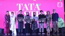 Para pemenang Tata Wastra "Announcement Winner Competition" saat menerima hadiah
dalam acara Cita dan Cipta 2024 yang diadakan Liputan6.com x Fimela di Hotel Shangri-La Jakarta, Rabu (31/7/2024) malam. (Liputan6.com/Angga Yuniar)