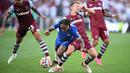 Pemain West Ham, James Ward-Prowse (tengah kanan) berebut bola dengan pemain Chelsea, Raheem Sterling pada laga pekan kedua Liga Inggris 2023/2024 di London Olympic Stadium, London, Minggu (20/08/2023) malam WIB. (AFP/Justin Tallis)