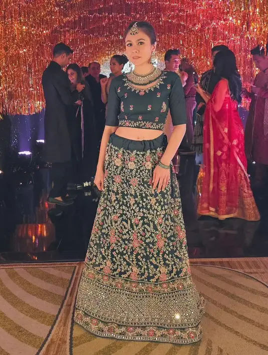 Wulan memilih mengenakan busana ala Bollywood warna hitam dengan aksen bordiran bunga-bunga keemasan.  [@wulanguritno]