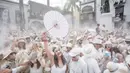 Orang-orang bersuka ria dengan berselimut bedak saat karnaval jalanan 'Los Indianos' di Santa Cruz de la Palma, Spanyol, Senin (4/3). Untuk ambil bagian di Los Indianos, mereka harus memakai pakaian putih dari ujung kepala hingga kaki (DESIREE MARTIN/AFP)