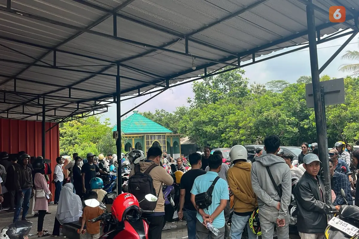 Antrean di Cek Fisik Kendaraan Samsat Kota Serang, Banten. (Kamis, 10/04/2025). (Yandhi Deslatama/Liputan6.com).