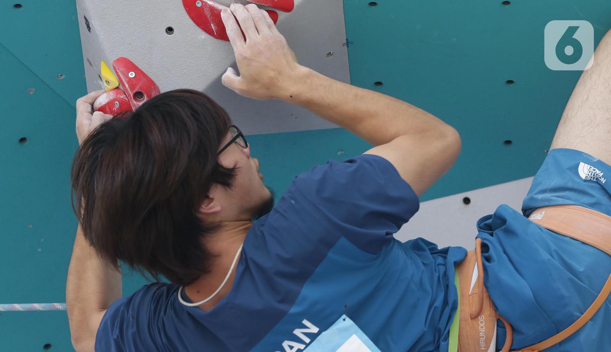 Atlet panjat tebing putra Jepang, Hidemasa Nishida saat beraksi di babak semifinal kategori lead putra Kejuaraan Dunia Panjat Tebing 2022 seri Jakarta, Senin (26/9/2022). Hidemasa Nishida menempati posisi pertama semifinal lead putra Kejuaraan Dunia Panjat Tebing 2022 seri Jakarta dengan 40+. (Liputan6.com/Helmi Fithriansyah)