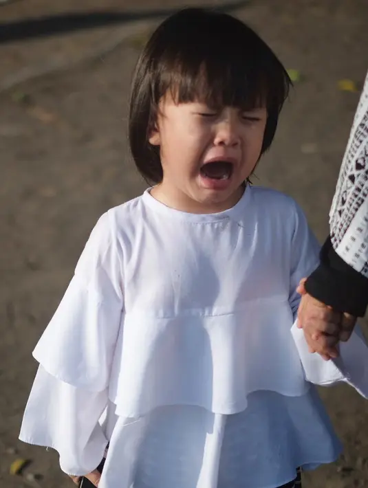 Walaupun kerap bertingkah lucu, namun Kala Madali tetaplah anak kecil yang bisa menangis. "Uang THR nya mau buat beli pistol2an ... tapi kurang 10 ribuuu ... huaaaaa," tulisnya sebagai keterangan foto. (Foto: instagram.com/kalamadali)