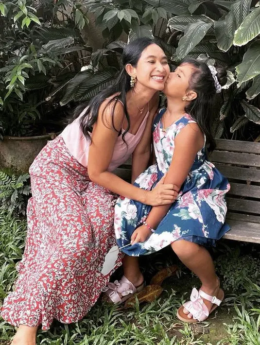 Berpose sangat manis, Happy Salma dan Kinandari tampil dengan summer outfitnya. Happy dengan atasan pink dan celana flower sedangkan sang putri mengenakan dress biru motif bunga.  @happysalma