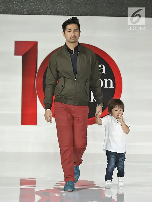 Putra Jessica Iskandar, El Barack bersama pamannya Eric Bana Iskandar berjalan diatas catwalk Jakarta Fashion Week 2018 di Senayan City, Jakarta, Rabu (25/10). (Liputan6.com/Herman Zakharia)
