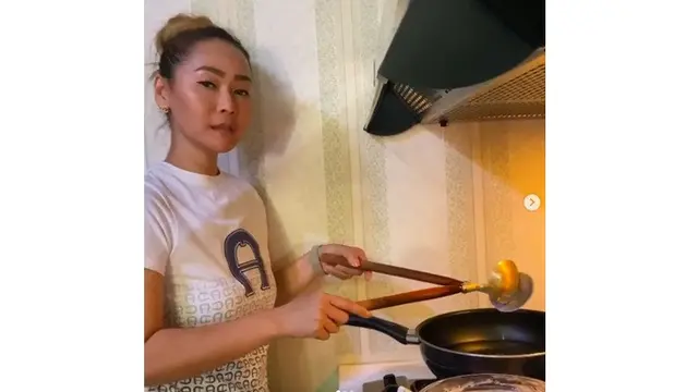 6 Aksi Inul Daratista saat Masak Selama 'Di Rumah Aja', Curi Perhatian