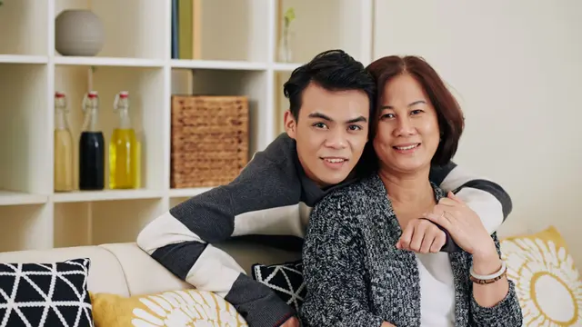 ibu dan anak yang beranjak dewasa