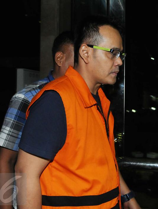 Fahmi Darmawansyah ditetapkan tersangka oleh KPK dengan tiga tersangka lainnya terkait kasus dugaan suap proyek pengadaan monitoring satelit di Bakamla yang dibiayai APBN-P 2016 di Gedung KPK, Jakarta, Selasa (27/12). (Liputan6.com/Helmi Afandi)