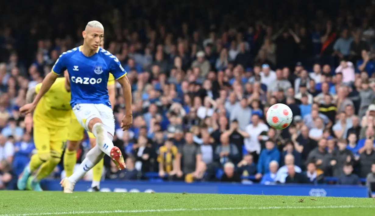 Richarlison. Striker berusia 25 tahun yang kini tengah menjalani musim pertamanya bersama Tottenham Hotspur ini sebelumnya tercatat pernah membela dua klub Liga Inggris lainnya, yaitu Watford dan Everton. Bersama Everton yang dibelanya selama 4 musim mulai 2018/209 hingga 2021/2022 ia mampu tampil tajam dan menjadi salah satu pemain Brasil dengan catatan gol terbanyak dalam satu musim kompetisi. Ia melakukannya dua musim berturut-turut pada 2018/2019 dan 2019/2020 di mana ia mampu menorehkan 13 gol dalam masing-masing musim tersebut. (AFP/Paul Ellis)