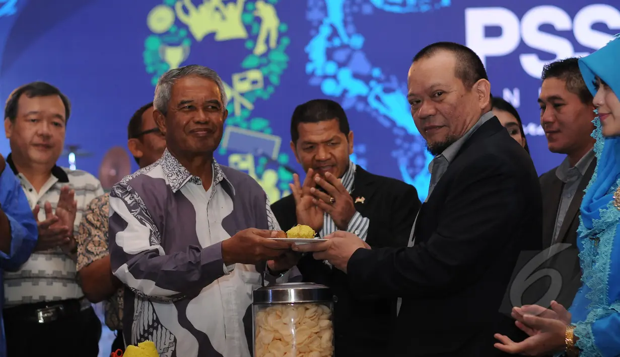 Ketua Umum PSSI 2011-2015, Djohar Arifin Husin (kedua kiri) menyerahkan potongan tumpeng kepada Ketua Umum Terpilih, La Nyalla Mattalitti saat perayaan ulang tahun ke-85 PSSI di Surabaya, Minggu (19/4/2015). (Liputan6.com/Helmi Fithriansyah)