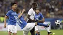 Pemain Italia, Jorginho berusaha menghalau bola dari kaki pemai Prancis, Paul Pogba pada laga uji coba di Allianz Riviera stadium, Nice, (1/6/2018). Prancis menang 3-1. (AP/Claude Paris)