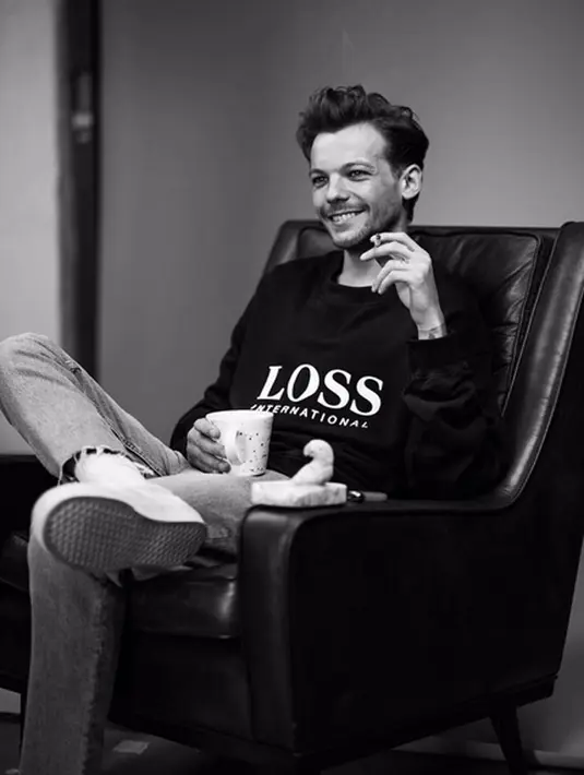 Menurut Louis, teman-temannya itu bukan tipikal orang yang mengerti soal musik dan hanya penikmat. Untuk itu Louis sangat senang jika bisa membuat lagu yang dapat diterima semua orang. (Instagram/louist91)