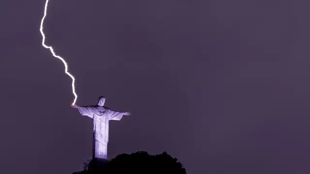 Patung Christ the Redeemer di Brasil Disambar Petir