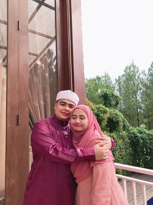 Ameer Azzikra bersama sang istri, Nadzira Shafa.