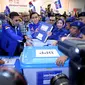 Badan Pemenangan Pemilu Partai Demokrat Ibas Edhie Baskoro Yudhoyono (tengah) menyerahkan berkas saat mendaftarkan partainya ke KPU Jakarta, Senin (16/10). Partai Demokrat resmi mendaftar sebagai peserta Pemilu 2019 (Liputan6.com/JohanTallo)
