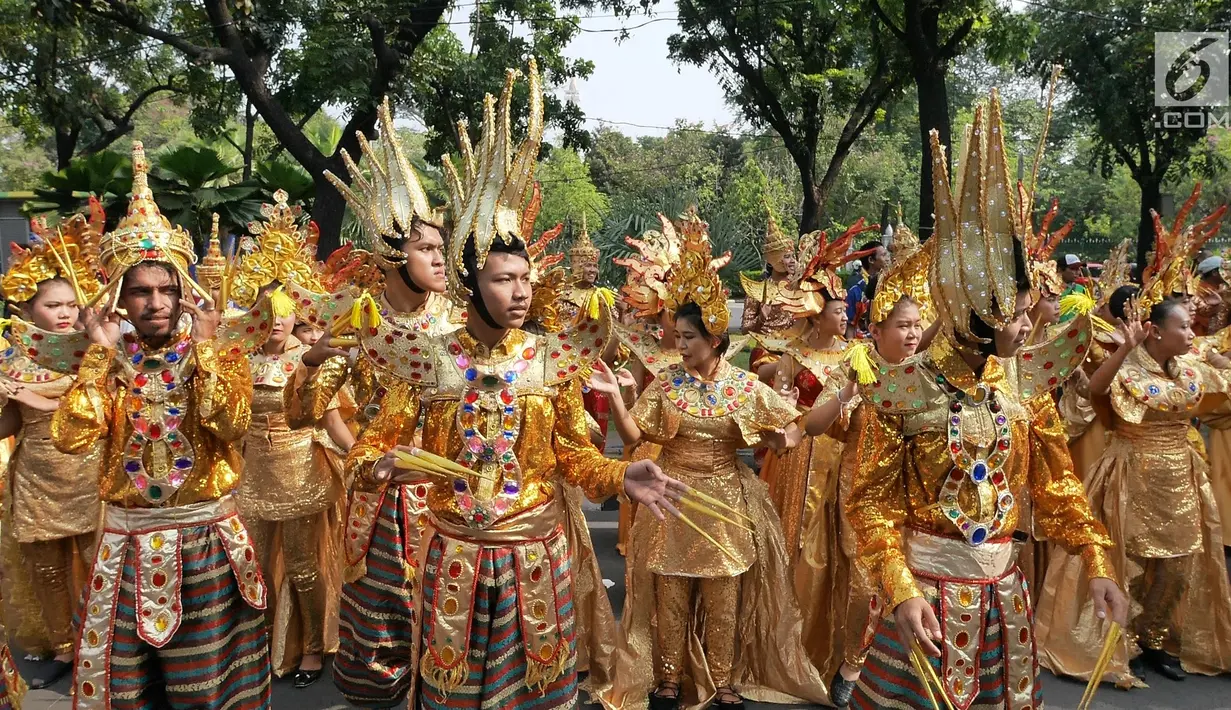 Peserta dengan menggunakan pakaian tradisional turut meramaikan pawai obor Asian Para Games 2018 di Jakarta, Minggu (30/9). Asian Para Games akan dilaksanakan pada 6-13 Oktober 2018 mendatang. (Liputan6.com/Herman Zakahria)