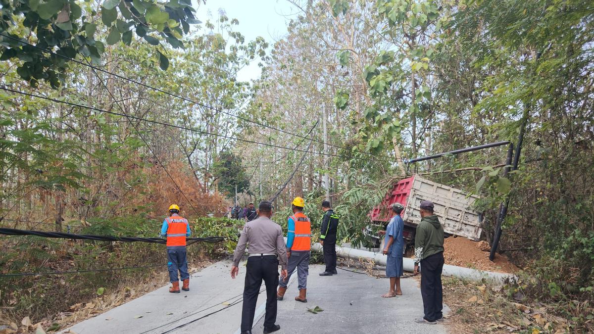 Kecelakaan Truk di Blora: Gagal Nanjak, Tiang Listrik Roboh