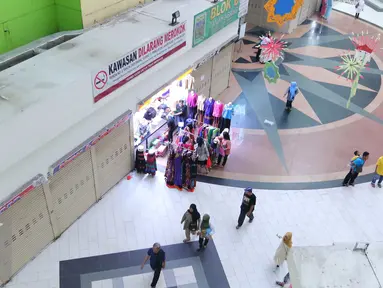 Suasana Blok B Pasar Tanah Abang usai Libur Lebaran, Jakarta, Jumat (15/7). Pengunjung pasar masih sedikit dan sejumlah toko terlihat masih tutup. (Liputan6.com/Angga Yuniar)