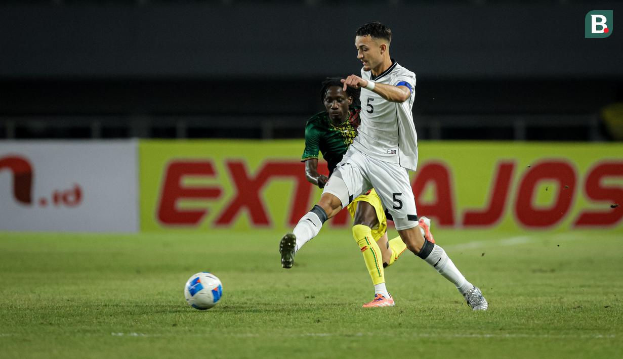 <p>Aksi Ivar&nbsp;Jenner pada pertandingan ujicoba melawan Timas Mali U-22&nbsp;yang digelar di Stadion Pakansari, Kabupaten Bogor, Selasa (18/11/2025) pukul 20.00 WIB.&nbsp;(Bola.com/Bagaskara Lazuardi)</p>