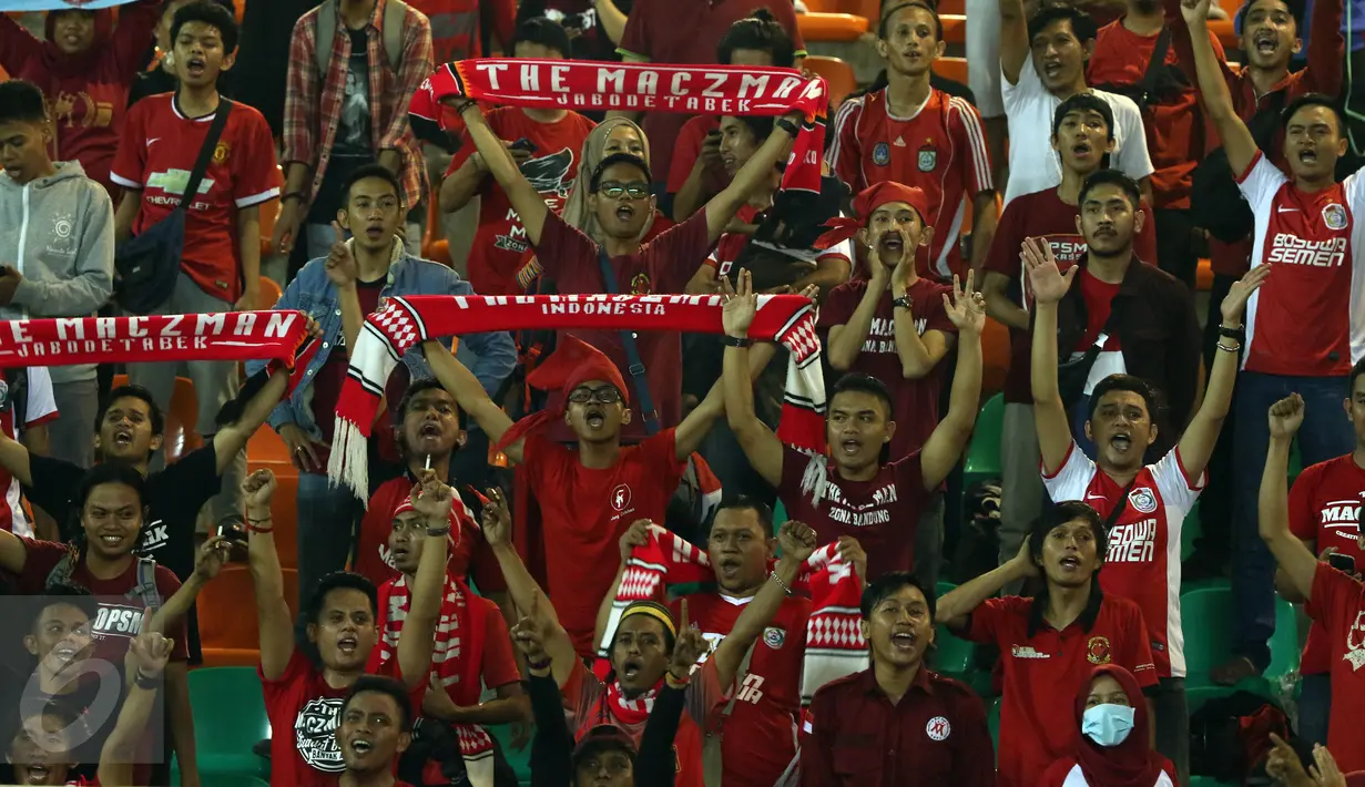 Suporter PSM Makassar bernyanyi saat menyaksikan laga tim nya melawan PS TNI di lanjutan LIga 1 Indonesia di Stadion Pakansari, Cibinong, Kab Bogor, Senin (15/5). PSM Makassar kalah 1-2 dari PS TNI. (Liputan6.com/Helmi Fithriansyah)