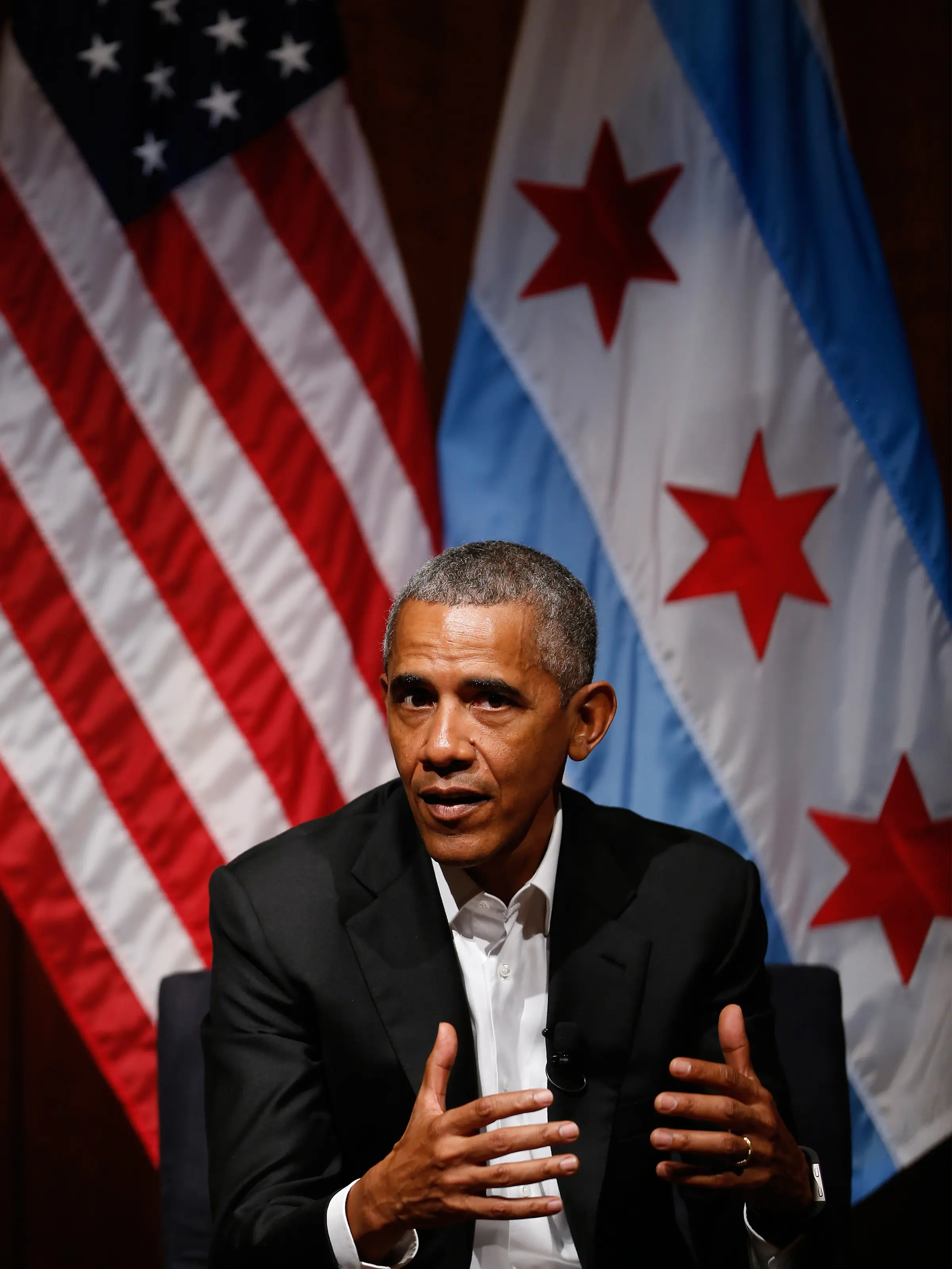 Mantan Presiden AS Barack Obama berbicara di sebuah forum yang membahas pengorganisasian masyarakat di University of Chicago di Chicago (24/4). Forum itu diikuti oleh pelajar dan mahasiswa peminat politik dari wilayah Chicago. (AFP Photo/ Jim Young)