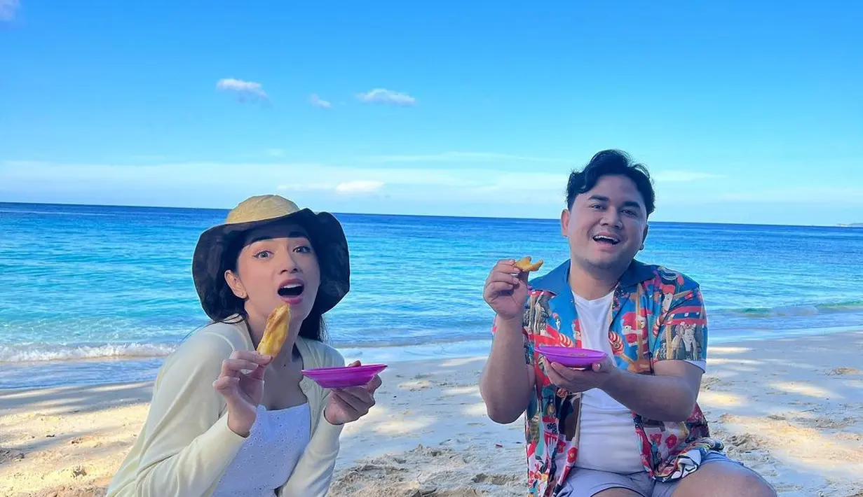 Kedatangannya ke alam yang cantik itu rupanya untuk keperluan syuting. Ia jadi salah satu host acara kuliner. [Instagram @bikinlapertranstv]