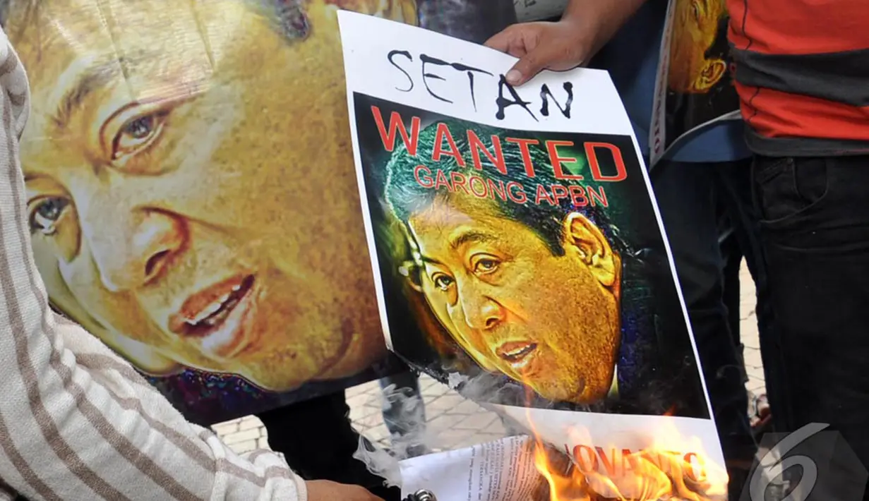 Para pengunjuk rasa melampiaskan kekesalannya dengan membakar poster Setya Novanto, Jakarta, Selasa (7/10/2014) (Liputan6.com/Miftahul Hayat)