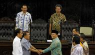 Jokowi-JK saat mempraktekkan sendiri prosesi yang harus mereka jalani saat pelantikan di gedung MPR/DPR, Jakarta, (19/10/14). (Liputan6.com/Johan Tallo)