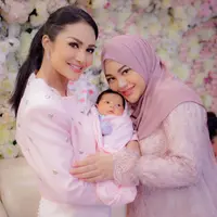 Krisdayanti pose bareng Ameena Hanna Nur Atta dan Aurel Hermansyah. (Foto: Dok. Instagram @krisdayantilemos)