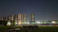 Lampu di Stadion Soemantri Brodjonegoro byar-pet alias mati-nyala saat Timnas Filipina menggelar latihan, Jakarta, Sabtu (8/6/2024) petang WIB. (Bola.com/Muhammad Adi Yaksa)