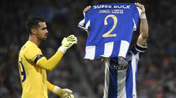 Pemain FC Porto, Pepe memegang jersey mendiang Jorge Costa setelah mencetak gol pertama timnya ke gawang Vitoria Guimaraes SC dalam laga Liga Portugal 2025/2026 di Estadio Do Dragao, Porto, Portugal, Senin (11/08/2025) waktu setempat. (AFP/Miguel Riopa)