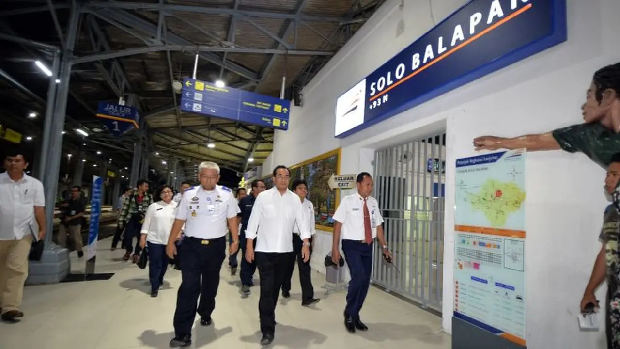 Menhub Budi Karya meminta agar Stasiun Kereta Bandara Adi Soemarmo dibangun dekat dengan Bandara. (Foto: Kemenhub)