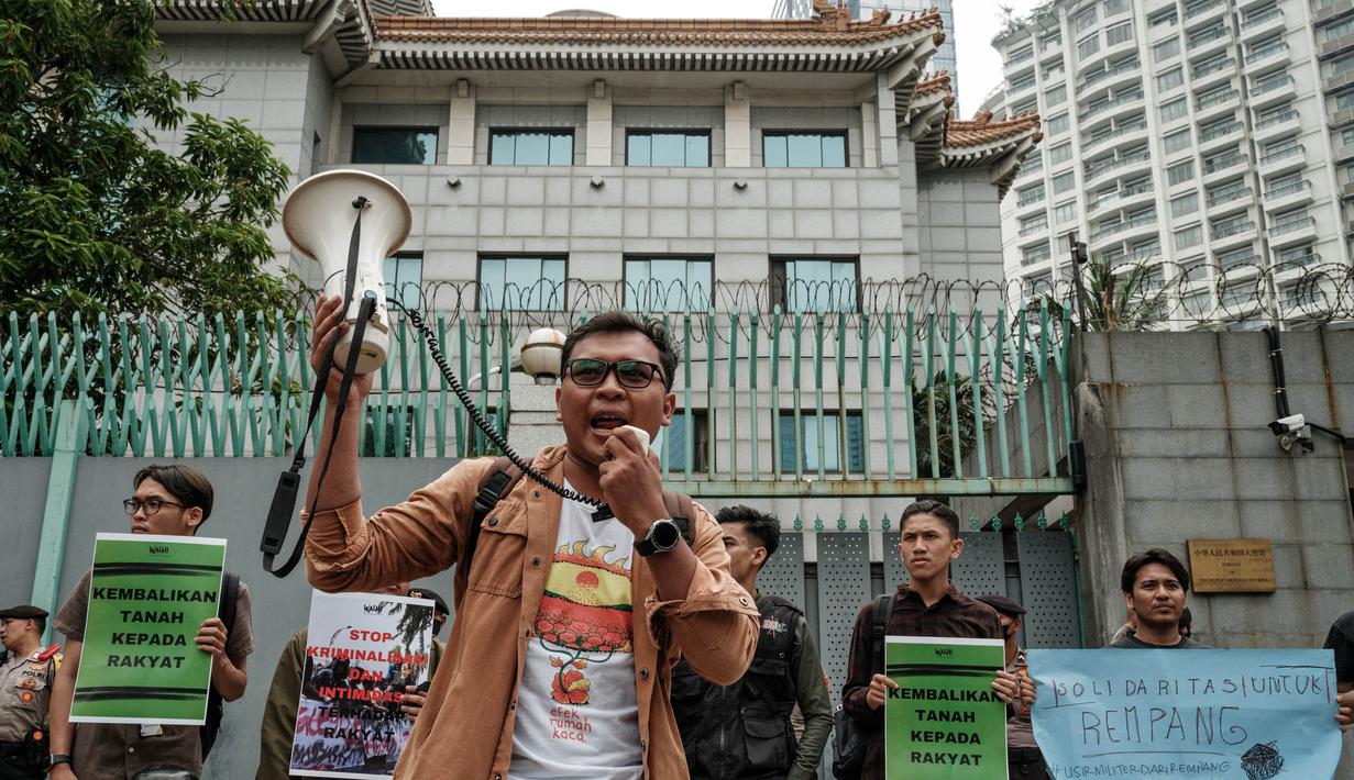 Dalam aksinya, para aktivis juga menyoroti dugaan kriminalisasi dan intimidasi yang diderita oleh masyarakat Pulau Rempang, Batam, Kepulauan Riau. (Yasuyoshi CHIBA/AFP)