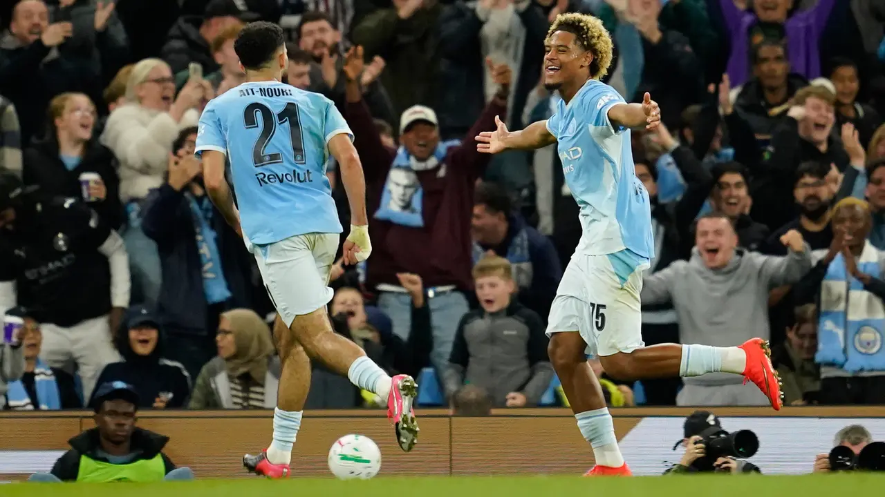 Pemain Manchester City Floyd Samba merayakan golnya
