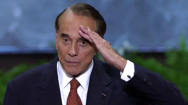 Dalam foto 1 Agustus 2000 ini, mantan senator dan mantan calon presiden Bob Dole memberi hormat setelah berpidato di Konvensi Nasional Partai Republik di First Union Center di Philadelphia. (AP)