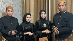 Pasangan yang menikah pada 20 April 2024 itu juga tampil kompak bersama anggota keluarga lainnya. Pakaian adat Jawa berwarna hitam tersebut merupakan seragam keluarga besar. Khusus di acara tersebut, Putri tampak melengkapi penampilannya dengan hijab. (Liputan6.com/IG/@putriisnari3)